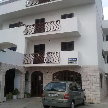 Διαμέρισμα And Rogosic *