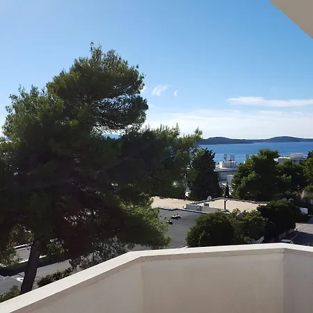 Διαμέρισμα And Rogosic *