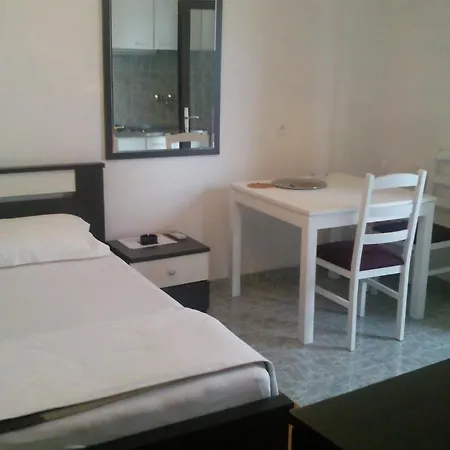 And Rogosic アパート