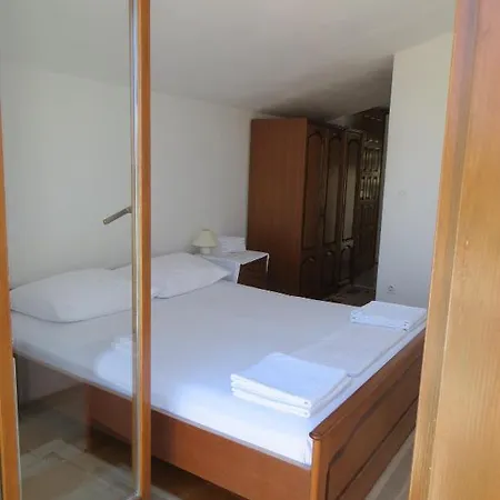 And Rogosic アパート フヴァル