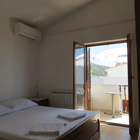 And Rogosic * フヴァル