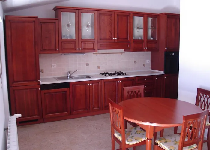 Apartament And Rogosic *