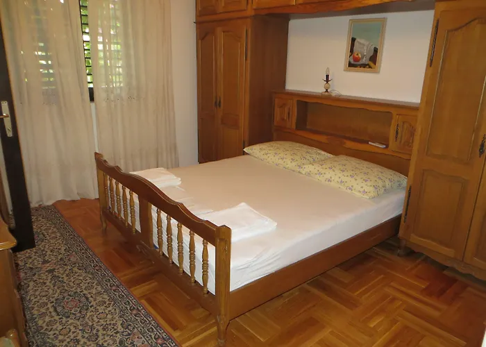 Apartament And Rogosic *