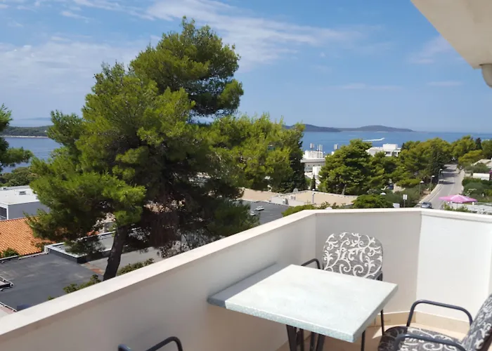 Apartament And Rogosic *