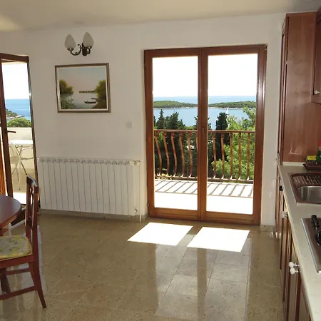 شقة And Rogosic *